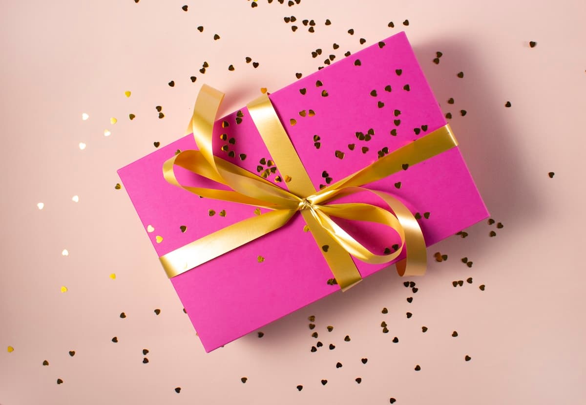 Luxury Gift Guide: Why Silk Scarves Make Perfect Presents